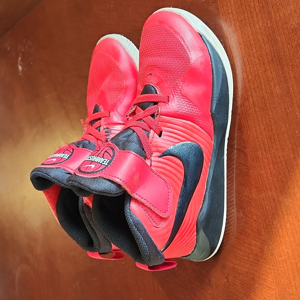 Nike Boys Teamhustle Basketball Sneakers size 1.5Y